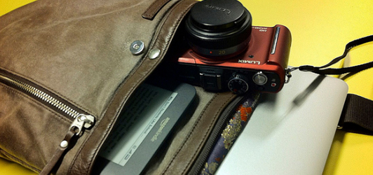 Essential Gadgets And Tools For On-The-Go Bloggers (Part 1) | Skip The Flip